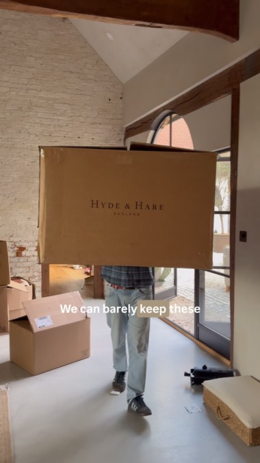 0.8s · opening hook, the delivery box